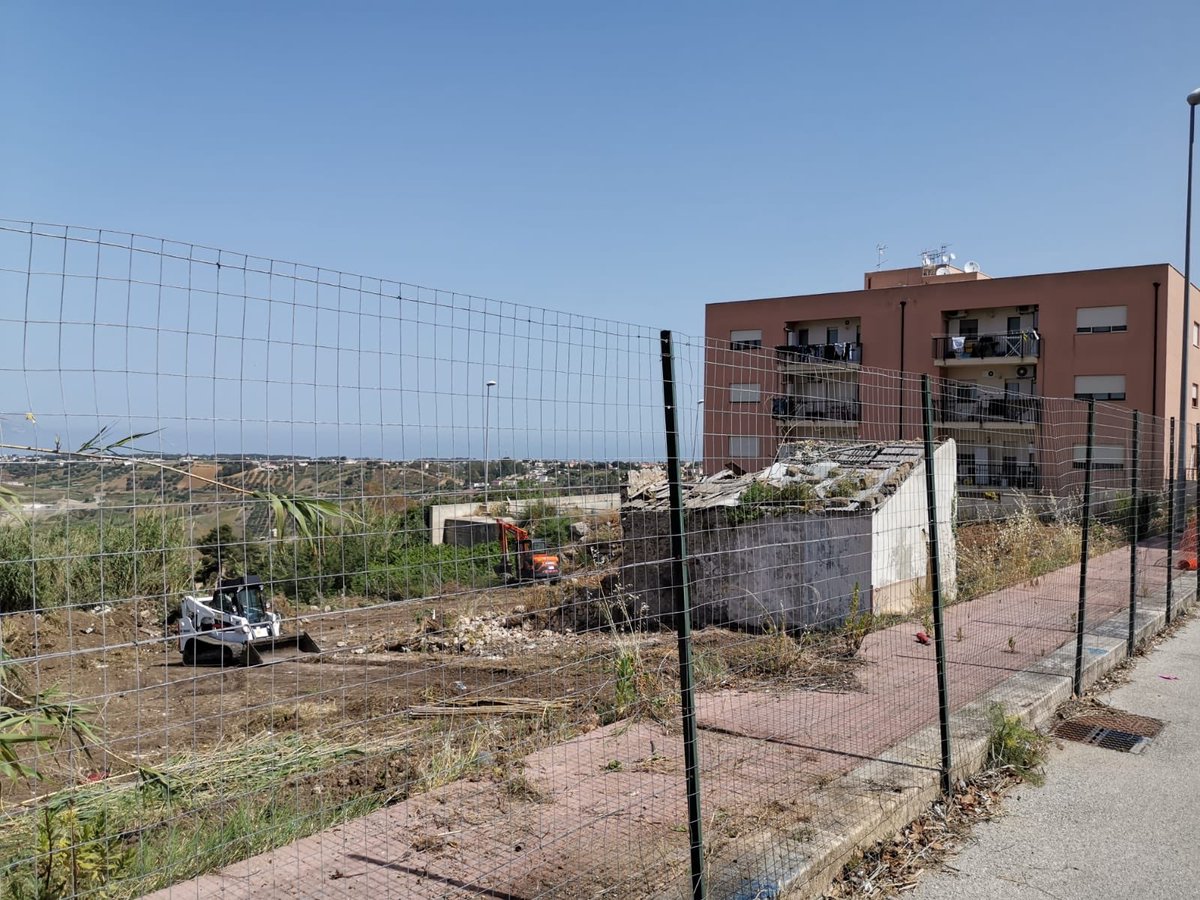 DomenicoSurdi's tweet photo. PARTITI I LAVORI DI RIQUALIFICAZIONE NEI QUARTIERI S.ANNA E S. IPPOLITO: riqualificheremo alcune case nella zona Maria Ausiliatrice, costruiremo nuovi alloggi popolari e ristruttureremo e amplieremo l’edificio comunale ove ha sede l’ufficio lavori pubblici. #alcamo #m5s https://t.co/hMK943kTtx
