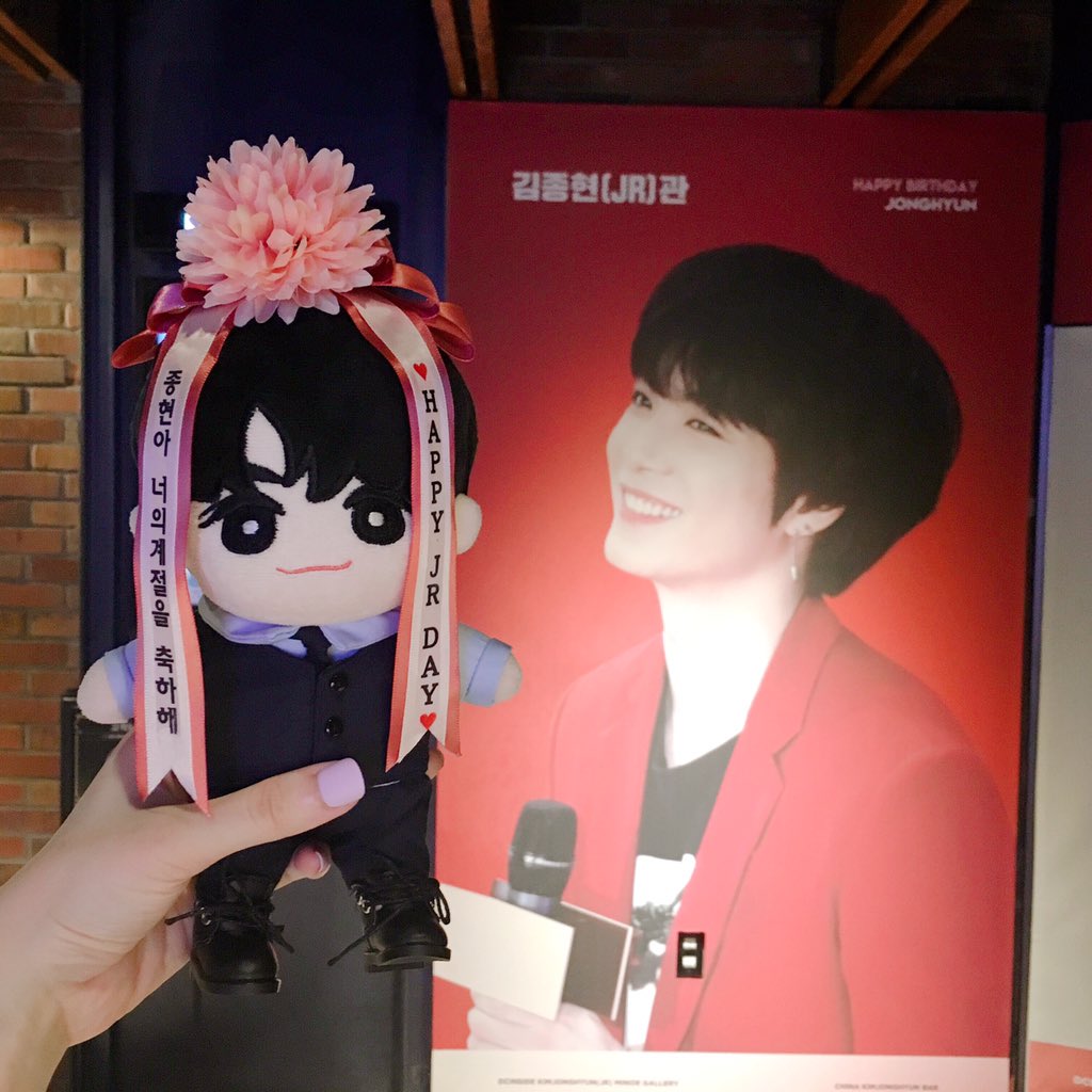 hello_gamja's tweet photo. 코엑스 애비뉴 광고랑 청담 씨네시티 김종현관💙 진짜너무너무멋있구 최고뽕찼던👍 진짜 일년내내 종현이 광고나왔으면 좋겠다🤣 청담씨네시티에서 시타브로슈어도 무사히겟 앞으로도 같이걸어가요😘 #WALK_WITH_JR https://t.co/3cSXsY62pV