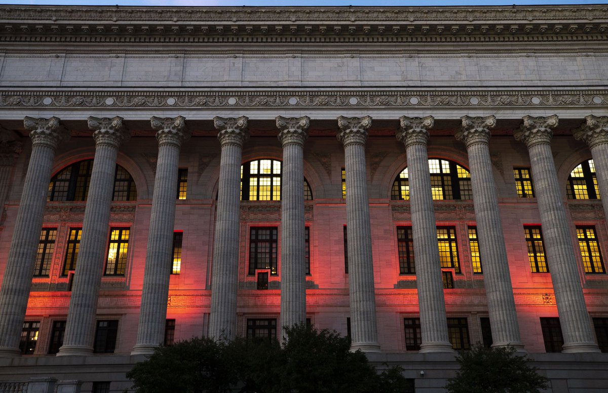 NYGovCuomo's tweet photo. Landmarks across the state were lit orange last night to mark
#NationalGunViolenceAwarenessDay.

NY already has some of the strongest gun laws in the nation — now Washington needs to follow suit and finally stop ignoring this crisis. 

Enough is enough. https://t.co/LvOZiIjP75