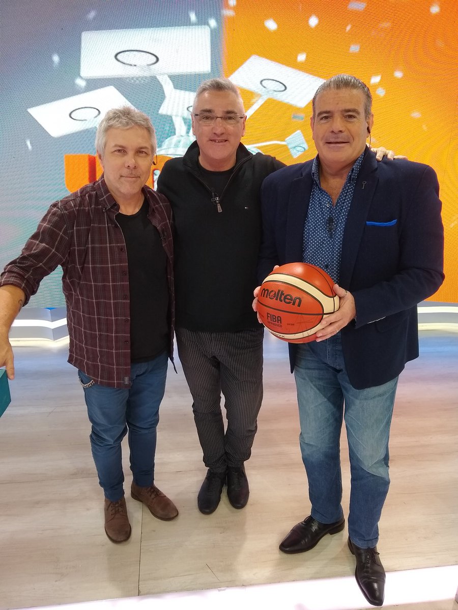 SEOPrensa's tweet photo. La definición de los cuartos de final de la @LigaNacional, el séptimo juego entre @Aguada_oficial y @ClubMalvin en la @LUB_Uy. Y ni más ni menos que @Juliolamas1 en vivo. 
Hoy todo esto y más en #UcUTV, que además tendrá muchos regalos y la música de @LaVela_Oficial. ¡Ya al aire! https://t.co/yWaq1Q2tSQ
