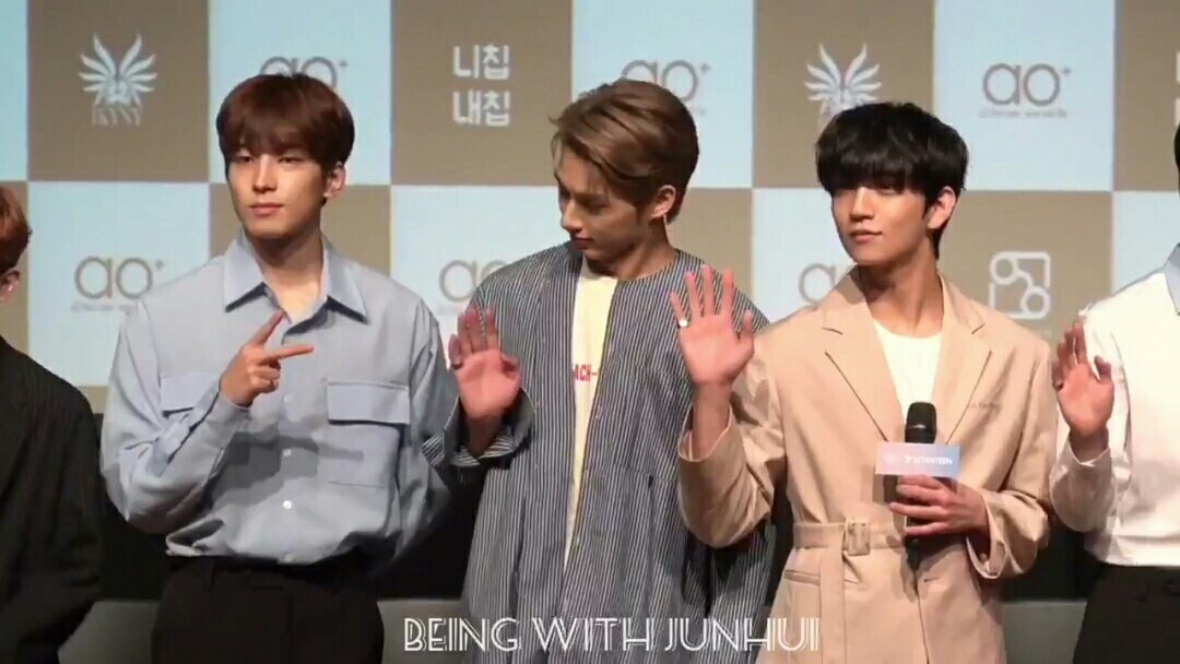 engineercarat's tweet photo. jun noticed that ww is doing a peace&amp;Josh doing a hi5. his braincell worked again &amp; clenched his fist doing a scissors,rock&amp;paper. he told josh but when josh looked at ww, ww already changed his sign so he thought jun is asking him to do it. jun ended doing the same 😂 @pledis_17 https://t.co/64j12p6i26