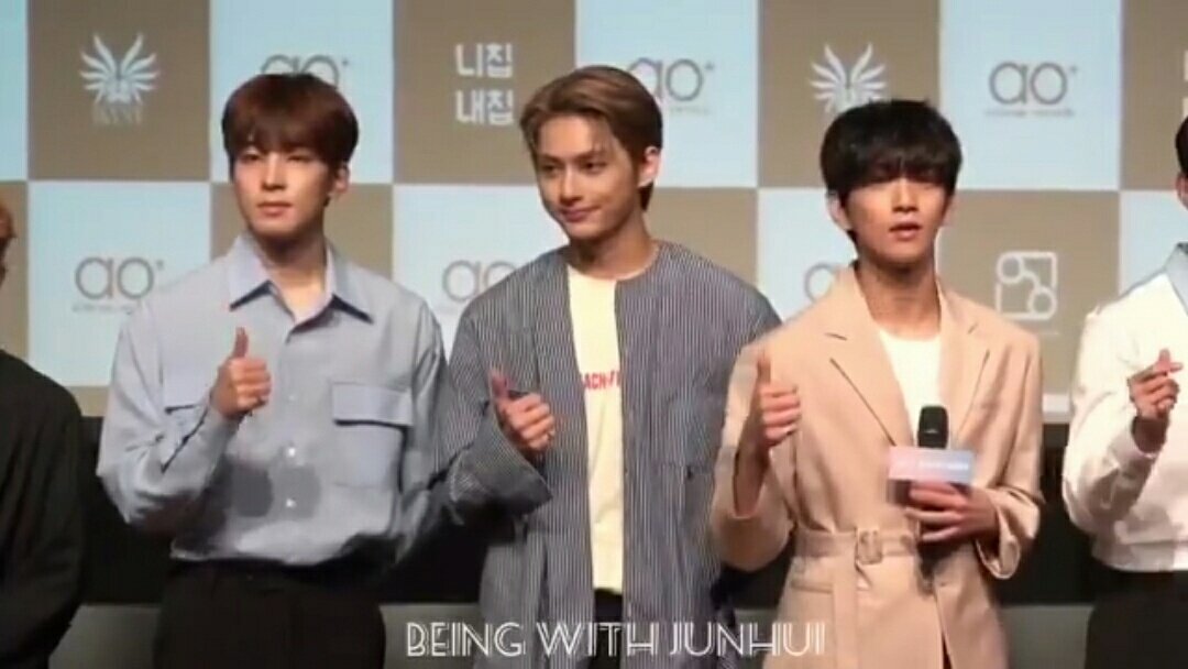 engineercarat's tweet photo. jun noticed that ww is doing a peace&amp;Josh doing a hi5. his braincell worked again &amp; clenched his fist doing a scissors,rock&amp;paper. he told josh but when josh looked at ww, ww already changed his sign so he thought jun is asking him to do it. jun ended doing the same 😂 @pledis_17 https://t.co/64j12p6i26