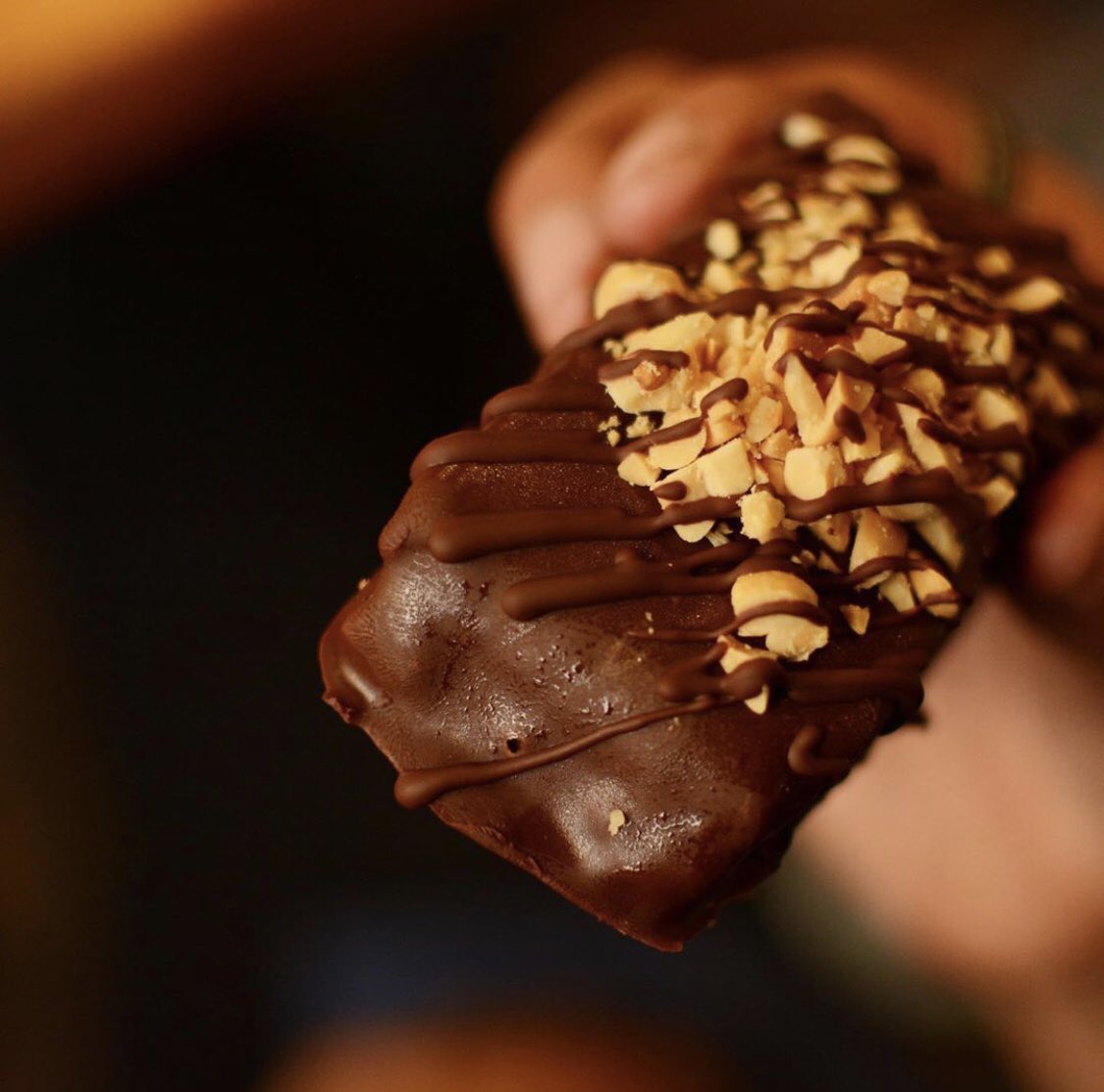 CorpoLima's tweet photo. Prueba este Snicker Vegano! Vas a volver a querer otro más. 🍫 Solo esta delicia, lo puedes encontrar en el @Rawcafe, donde te sentirás súper cómodo. 
¡Ve YA! https://t.co/aplVuQC6EE
