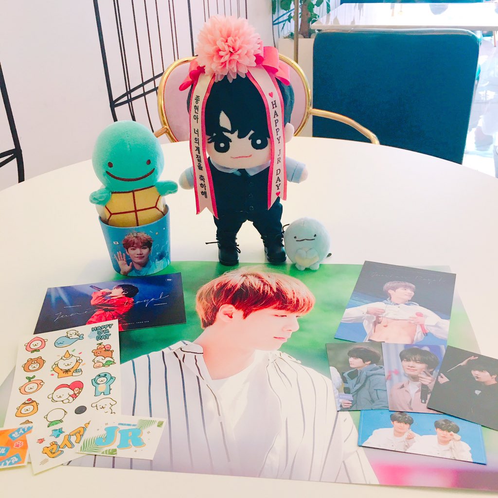 hello_gamja's tweet photo. 마지막 강남레이어스튜디오💙원래 스푼즈 갈려고했는데 강남구청역에서 종현이만나서 직접생일축하도해주고ㅜㅜㅜㅜ 뭔가 다이룬거같아서 ㅋㅋ 마지막으루 근처 레이어스튜디오로 고고 포스터 실물더이쁘고 특전도 다양하구 넘넘감사합니다💕 @888__jr https://t.co/KY0p27dRFQ