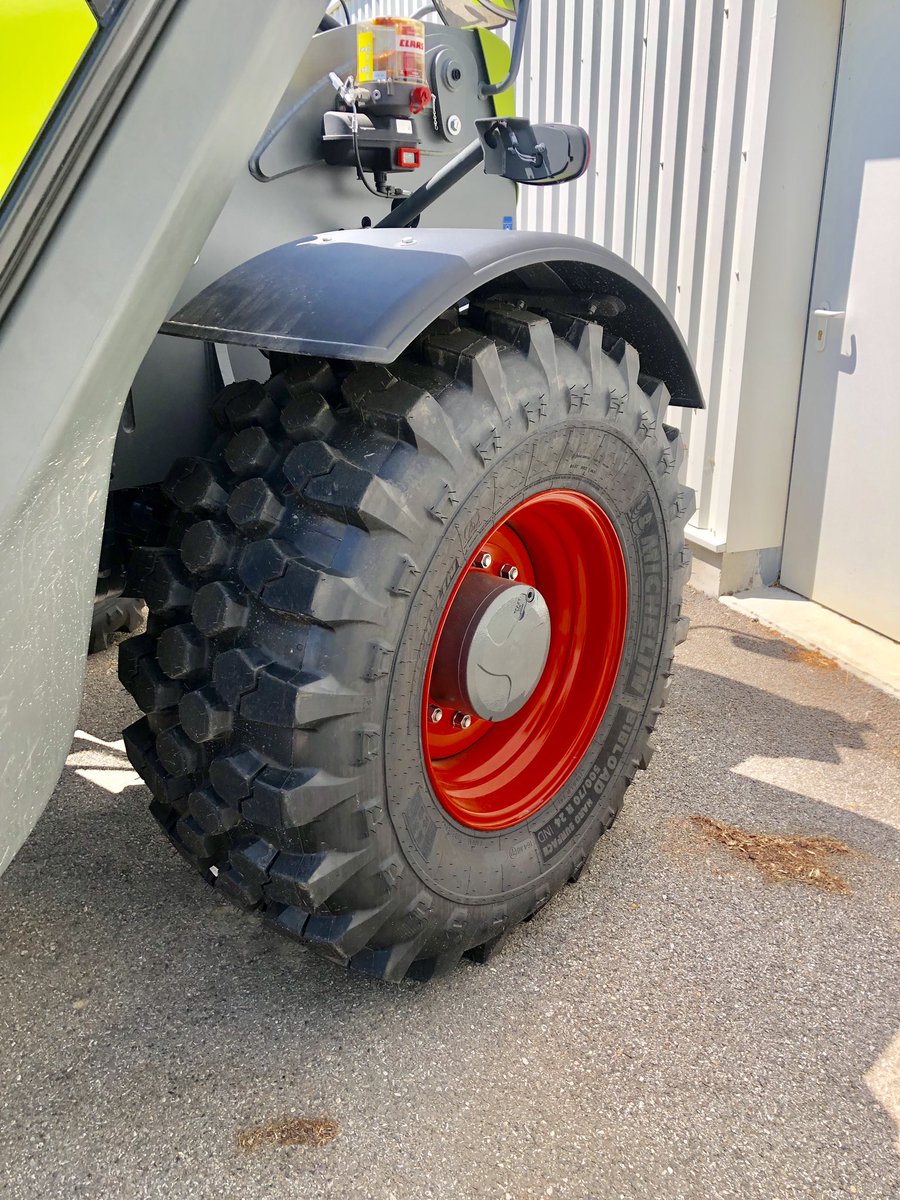 Nouveau <a href="/CLAASFrance/">CLAAS France</a> scorpion 756 equipé de @MichelinAgriFR #Bibload pour utilisation sols durs 😊😊