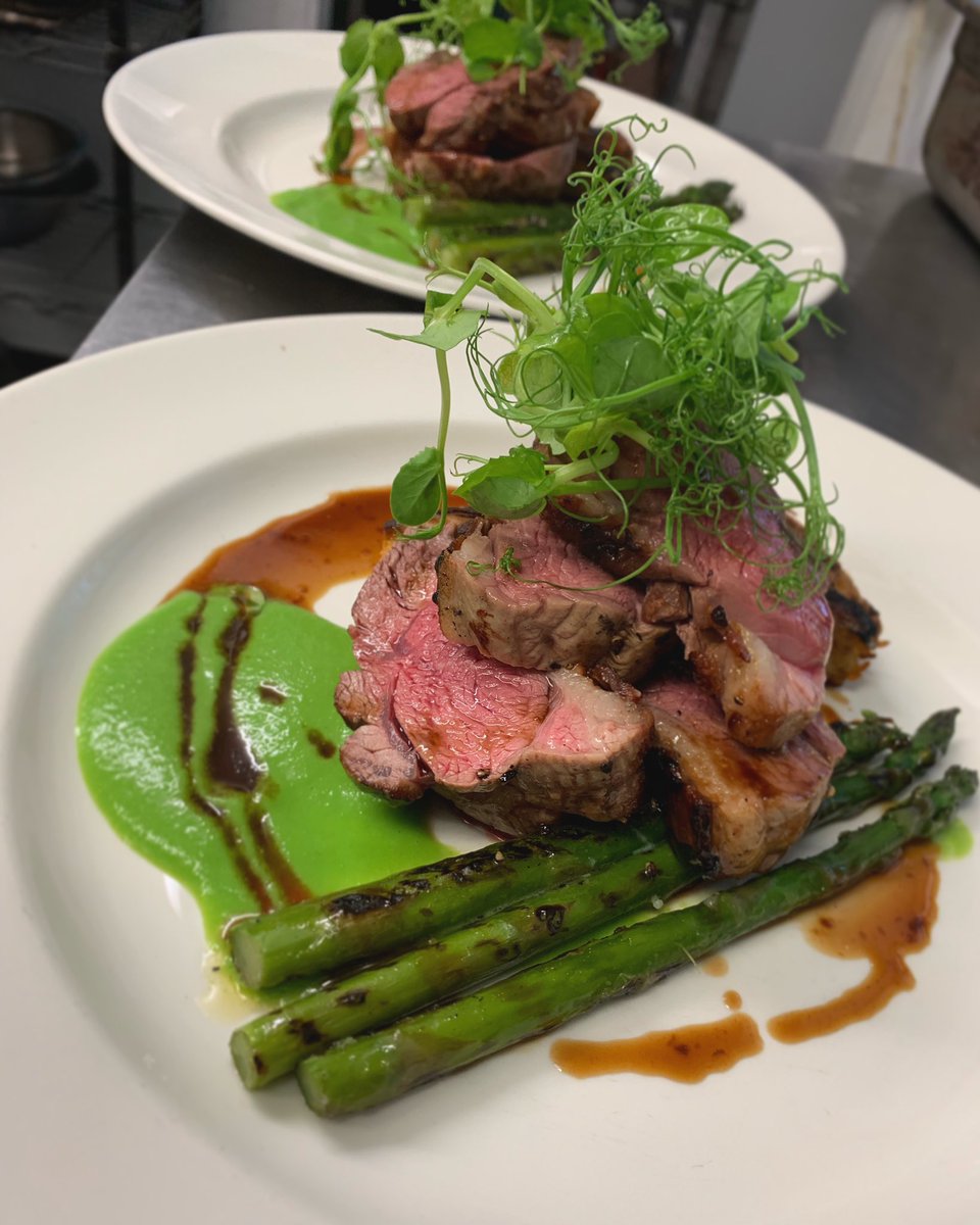 TheFoxandBadger's tweet image. This weekend on the specials we have this beautiful Rump of Lamb with pea purée, potato rosti and grilled asparagus. #BathEats #BathPubs #Wellow