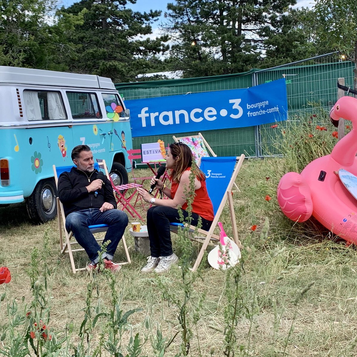 F3Bourgogne's tweet photo. Ce week-end @MarylineBarate et l’équipe de l’#ESTIVAN montent à bord du combi vintage de @F3Bourgogne
Ils vous font vivre le #festival @VYV_Solidarites
RdV dans le 19/20 @F3Bourgogne
#VLS2019 #VYVLesSolidarites #engagement #solidarite #festival #estivan #musique #concert #dijon https://t.co/0N1Xl1Okj9