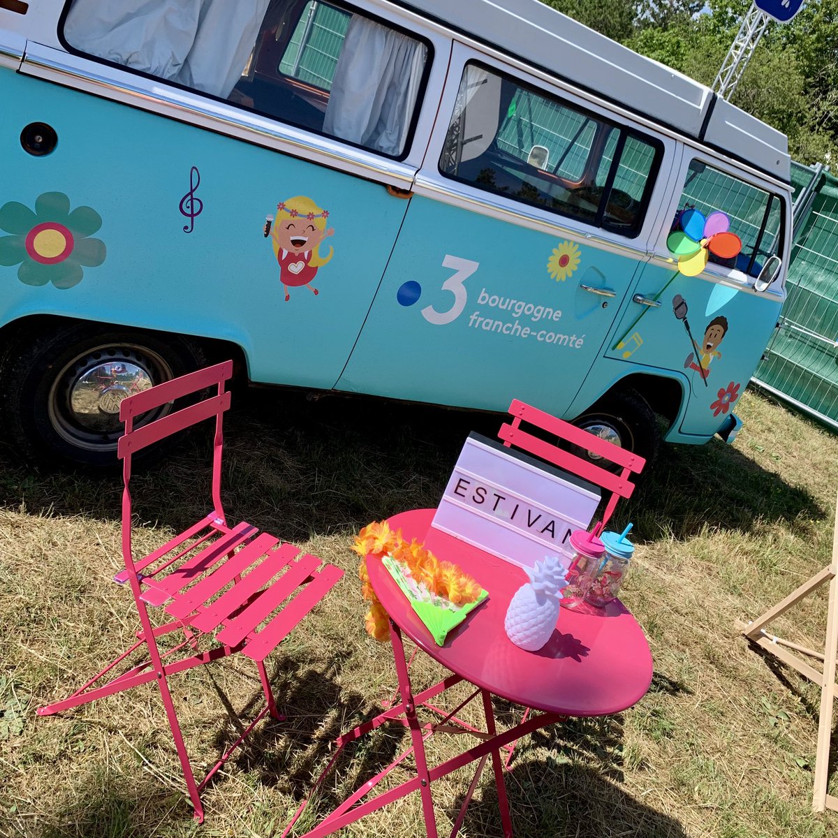 F3Bourgogne's tweet photo. Ce week-end @MarylineBarate et l’équipe de l’#ESTIVAN montent à bord du combi vintage de @F3Bourgogne
Ils vous font vivre le #festival @VYV_Solidarites
RdV dans le 19/20 @F3Bourgogne
#VLS2019 #VYVLesSolidarites #engagement #solidarite #festival #estivan #musique #concert #dijon https://t.co/0N1Xl1Okj9