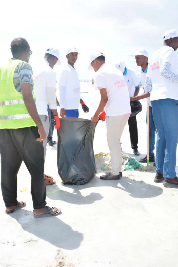 CUStudentGovt's tweet photo. Some .@CU_mogadishu #Marine Science students who formed .@beach_ups Association have lead a clean up campaign at #Lido beach today as the world celebrates #Beachcleanupday. .@KhadarGulaid .@mrbidhaan and Ports Minister were there too. https://t.co/UoSOqilW6v