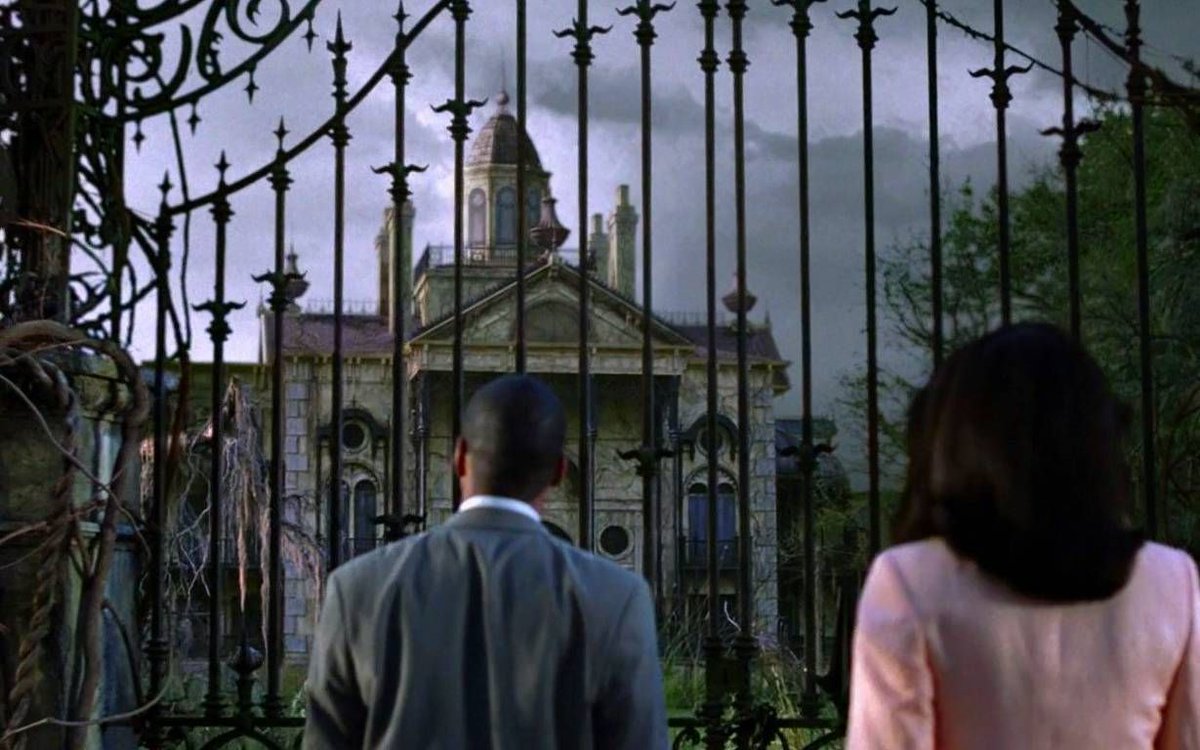 lolitascak3's tweet photo. เคยดูเรื่องนี้กันป่ะ The Haunted Mansion (2003) หนังผีน่ารักๆสยองนิดๆหน่อยๆ เรื่องเกี่ยวกับครอบครัวนึงที่พ่อแม่เป็นนายหน้าขายบ้าน วันนึงพวกเขาทั้งหมดดันต้องไปพักอยู่ในบ้านที่ดูน่า��ลัวเหมือนบ้านผีสิง ก่อนจะพบว่าคนเป็นแม่ของครอบครัวเกี่ยวข้องกับบ้านหลังนั้น คนกลัวผีดูได้นะ https://t.co/YRO6otlNRq