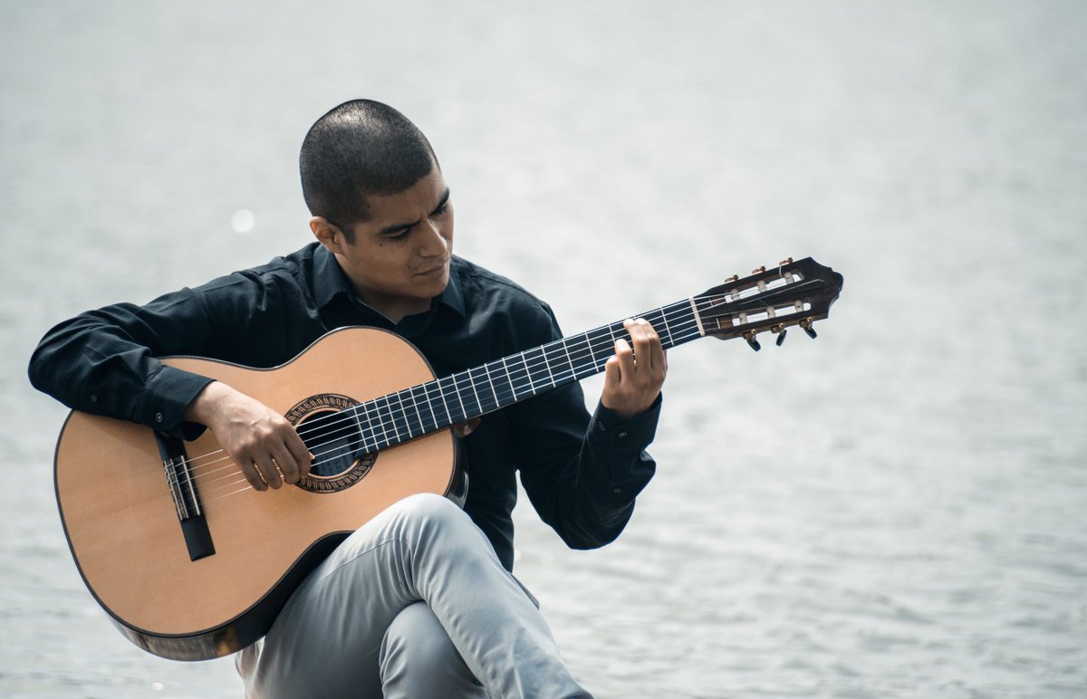 mkaplanguitar's tweet photo. Excited to share some big upcoming project news next week! Stay tuned. 📸: @JI_N_NYC
#classicalguitar #guitar #music #prospectpark #zenamon #music #brooklyn #NYC https://t.co/GzkCQ7nRLG