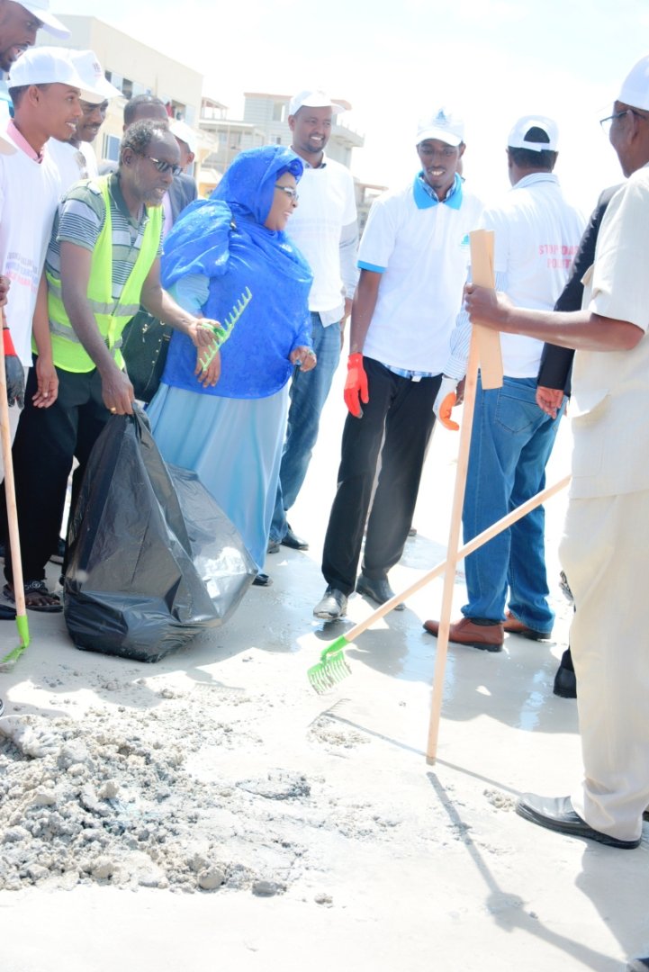 CUStuGovPres's tweet photo. Some .@CU_mogadishu #Marine Science students who formed .@beach_ups Association have lead a clean up campaign at #Lido beach today as the world celebrates #Beachcleanupday. .@KhadarGulaid .@mrbidhaan and Ports Minister were there too. 

#Somalia #Mogadishu https://t.co/H9HbZORSm6