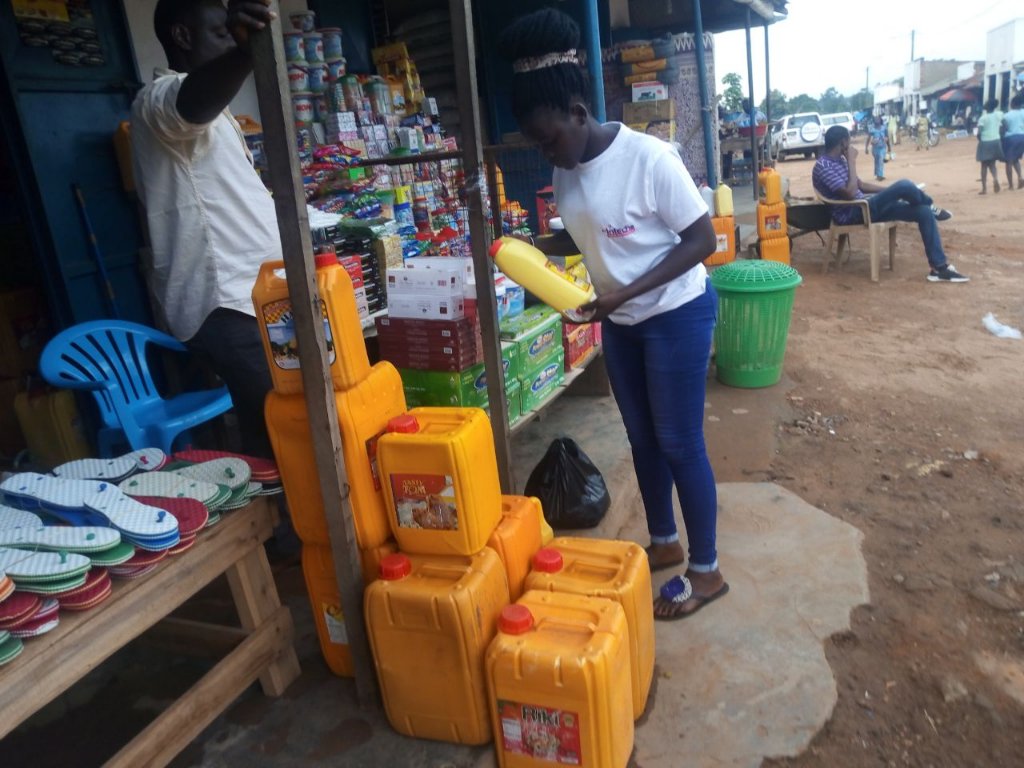 eatBCH_SS's tweet photo. One of our volunteers in Yei market was busy buying food items.
#Bchforeveryone
#thinkhumanity #foodforneighbors #pingapenny https://t.co/M9CWRqqwpt