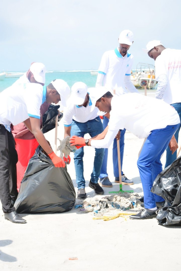 CUStuGovVP's tweet photo. Some .@CU_mogadishu #Marine Science students who formed .@beach_ups Association have lead a clean up campaign at #Lido beach today as the world celebrates #Beachcleanupday. .@KhadarGulaid .@mrbidhaan and Ports Minister were there too. 

#Somalia #Benadir #Mogadishu https://t.co/SqfJaFd1t4
