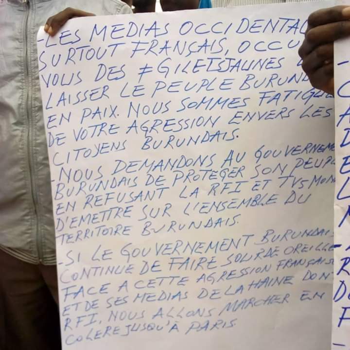 ItaraBurundi's tweet photo. Sur appel des #asbls, ce 8 juin 2019 les #imbonerakure de la province #Kayanza menace le @BurundiGov, qu'une fois la @RFI n'est pas suspendu au #Burundi, qu'ils vont marcher jusqu'à #Paris. Ils accusent l'@EU_Commission de harceler diplomatiquement le #Burundi. @EurAc_Net @hrw_fr https://t.co/9VC8pt7o5S