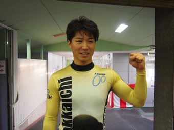 赤競プロスポーツ 競輪記者 伊藤裕貴選手が今シリーズ初勝利 高校で自転車のいろはを教わった先輩と初連係で強い気持ちをもって走れた 勝ち上がれなかったが この後の地元選手のサポートをしたい と準決前の地元勢に良い流れを作る 予想は 赤競プロスポーツ 競輪記者 伊藤裕貴選手が今シリーズ初勝利 高校で自転車のいろはを教わった先輩と初連係で強い気持ちをもって走れた 勝ち上がれなかったが この後の地元選手のサポートをしたい と準決前の地元勢に良い流れを作る 予想は