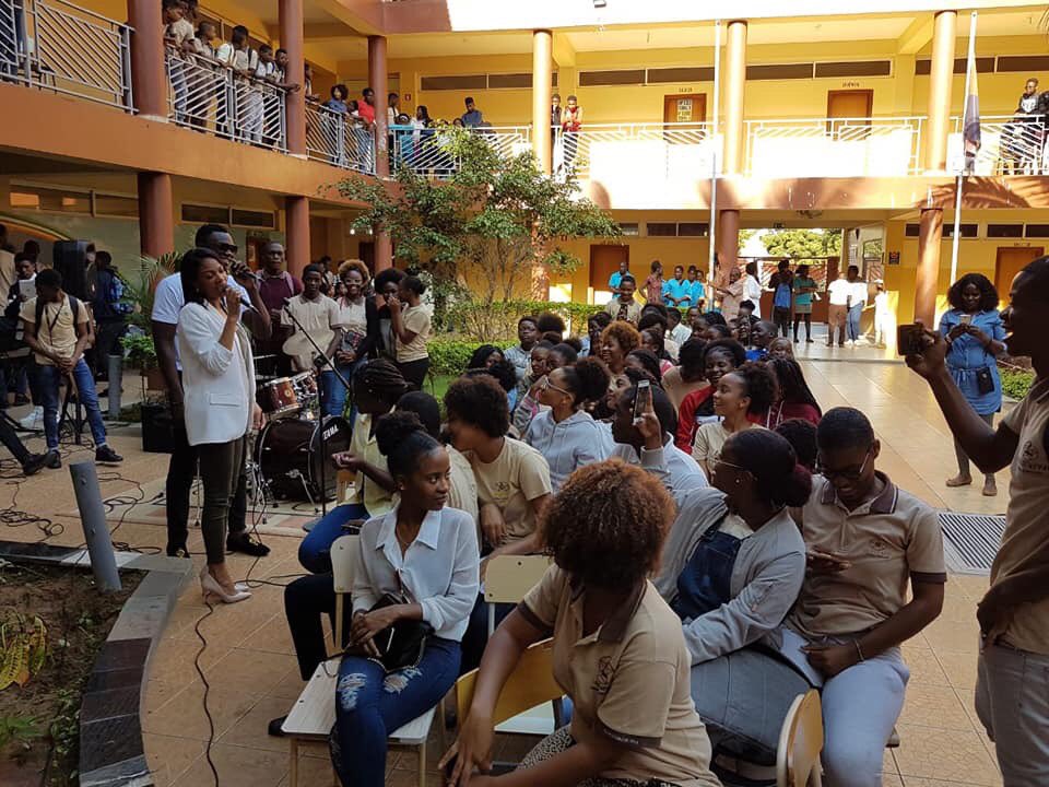 ColegioNeval's tweet photo. o Colégio Neval, recebeu ontem (dia 7 de Junho), a visita do casal #Yobass (Yola Araújo e Bass), onde os artistas puderam interagir com os nossos alunos, e também se fez presente a cantora #Suraya Cortez e a Cantora #White.
A recepção foi um sucesso. https://t.co/z2hYt1yY3A