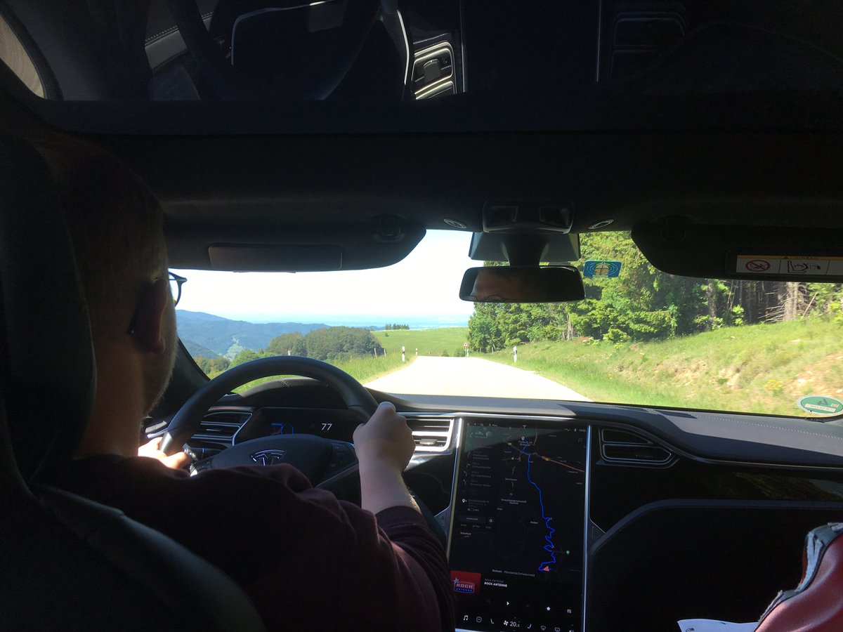 #Automotive #eMobility Martin Horn, Oberbürgermeister der Stadt Freiburg, gab um 10 Uhr das Startzeichen für die #ecoGP Schauinsland Hill Challenge. Bis 16 Uhr drehen die Teams noch Ihre Runden. Ich durfte im Tesla Model S des Teams „In-Produkt denkt elektrisch“ (13) mitfahren.