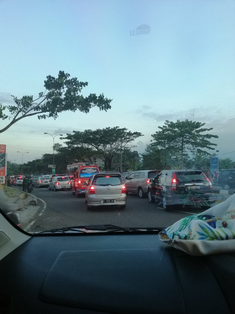 psycho_suntee's tweet photo. Macet total jalan arah bawen semarang. Yg rute tol juga macet panjang. @e100ss https://t.co/K3ORfq94eh