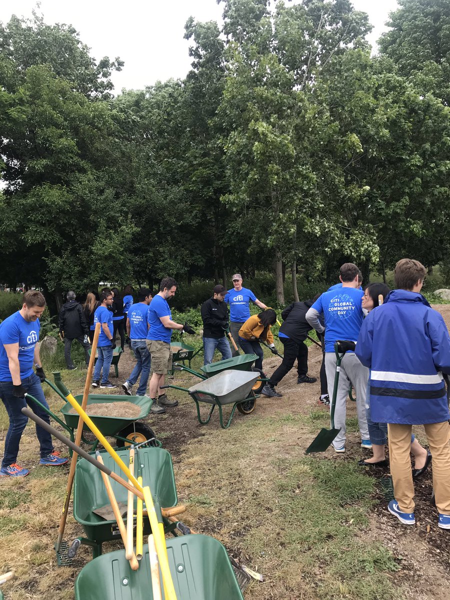 KimKMosley's tweet photo. It’s @Citi Global Community Day! #CitiVolunteers are hard at work in #London at @MILEENDPARK, weeding, laying gravel and making the park more useful and beautiful for the community! Great to have our new EMEA CEO David Livingstone lending a hand (and shovel!). https://t.co/pM6FzwDwP4