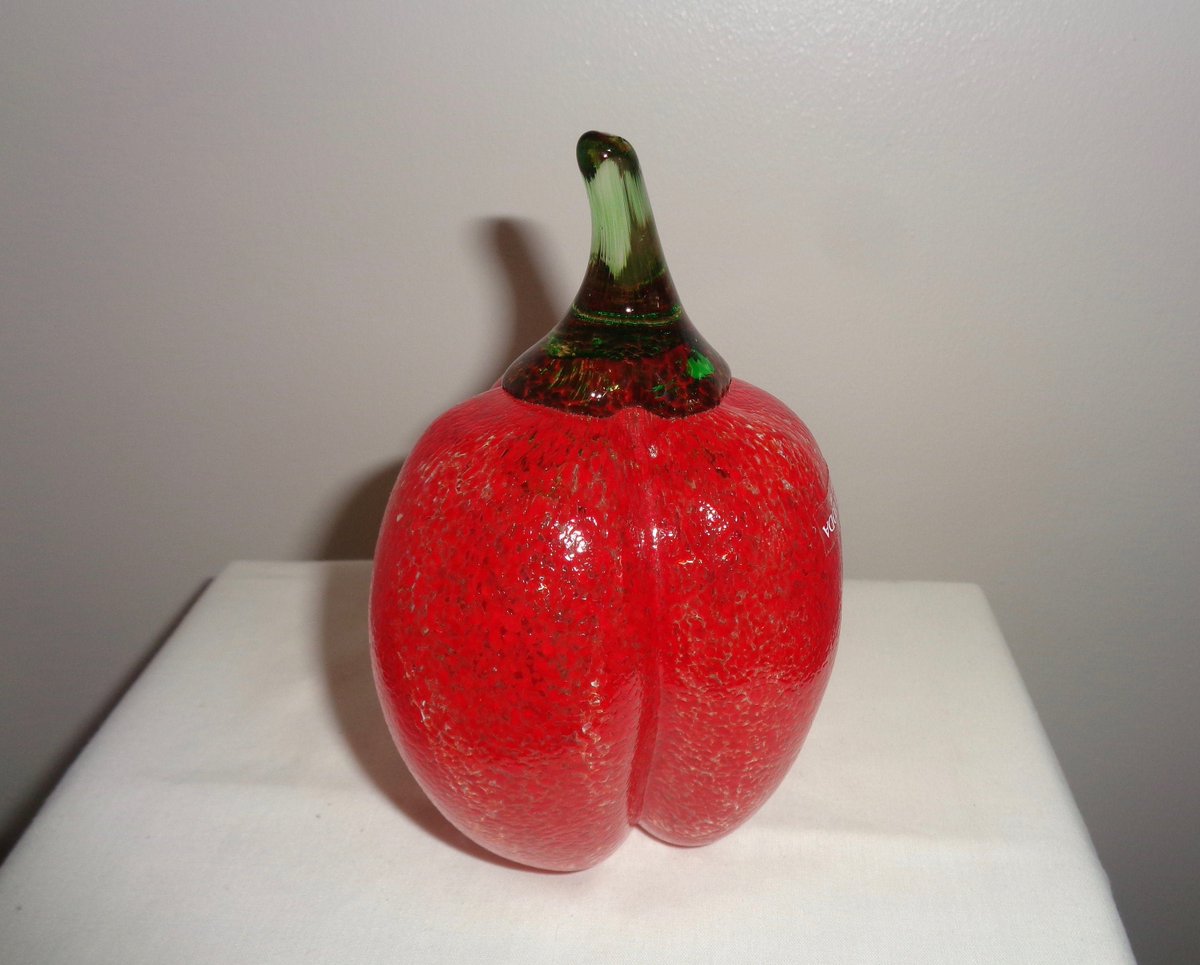 Kosta Boda Scandinavian Glass Gunnel Sahlin Red Pepper. Pattern 99022 etsy.me/31i4OFH #vintage #collectables #red #green #frutteria #gunnelsahlin #fruit #vegetables #fruitfigurine #mullardantiques #kostaboda #scandinavianglass #swedishglass