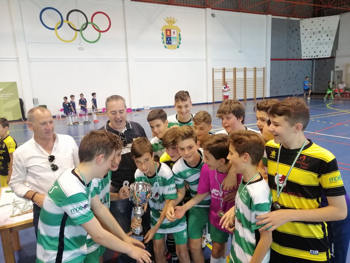 RFAFJAEN's tweet photo. Final Copa @dipujaen Infantil Fútbol Sala🏆⚽

@JaenFSbase @JaenFS  5-1 @MaristasJaen 

➡️ Campeón @JaenFSbase 

➡️Subcampeón @MaristasJaen

Hacen entrega Ildefonso Ruiz,Presidente de la Delegación Jiennense de la RFAF, y Alberto Rubio, Alcalde del Exmo. Ayuntamiento de Guarromán https://t.co/mcPNGHYBCI
