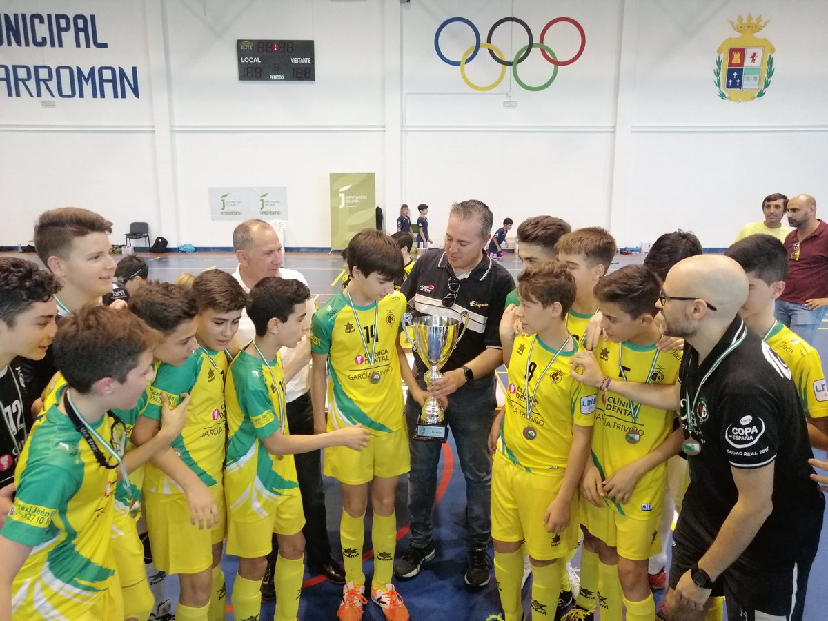 RFAFJAEN's tweet photo. Final Copa @dipujaen Infantil Fútbol Sala🏆⚽

@JaenFSbase @JaenFS  5-1 @MaristasJaen 

➡️ Campeón @JaenFSbase 

➡️Subcampeón @MaristasJaen

Hacen entrega Ildefonso Ruiz,Presidente de la Delegación Jiennense de la RFAF, y Alberto Rubio, Alcalde del Exmo. Ayuntamiento de Guarromán https://t.co/mcPNGHYBCI