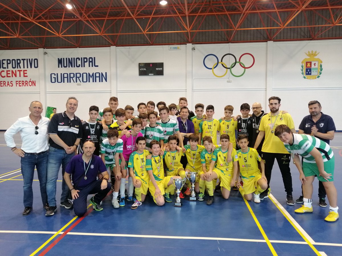RFAFJAEN's tweet photo. Final Copa @dipujaen Infantil Fútbol Sala🏆⚽

@JaenFSbase @JaenFS  5-1 @MaristasJaen 

➡️ Campeón @JaenFSbase 

➡️Subcampeón @MaristasJaen

Hacen entrega Ildefonso Ruiz,Presidente de la Delegación Jiennense de la RFAF, y Alberto Rubio, Alcalde del Exmo. Ayuntamiento de Guarromán https://t.co/mcPNGHYBCI