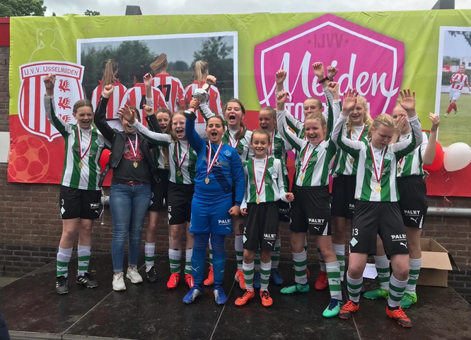 Bremannet's tweet photo. SC Genenmuiden MO13 1 wint Meidentoernooi bij IJVV IJsselmuiden  https://t.co/nyNVphfOoy @scgenemuiden https://t.co/sRXAZCxwlg