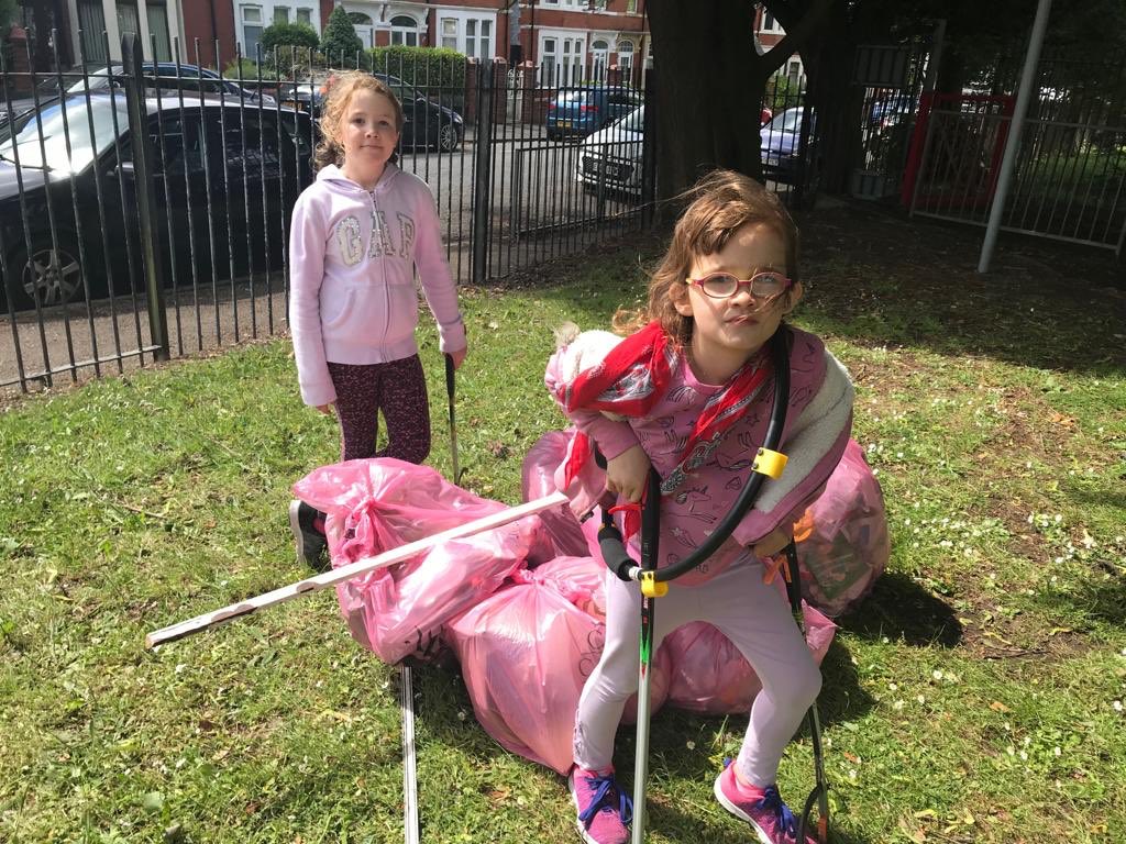 keepcathaystidy's tweet photo. 11 volunteers out for our June pick. Think the area is doing quite well in terms of litter, certainly down on previous efforts. Three picks in a row means it’s a trend now!!  New bin helps! 
That said in an hour eleven bags and a few bits and pieces were collected.  Thanks all!! https://t.co/f0RADjH1sA