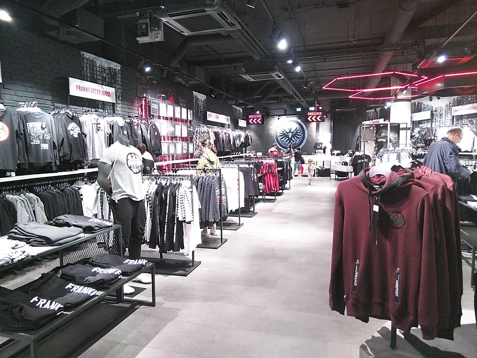 Go Gorigori フランクフルトにあるショッピングモール Myzeil マイツァイル に入っている 長谷部誠が所属するアイントラハト フランクフルトのショップ モノクロ主体のウェアが多く かっこいい 写真に写っているの チャ ブングン 元韓国代表
