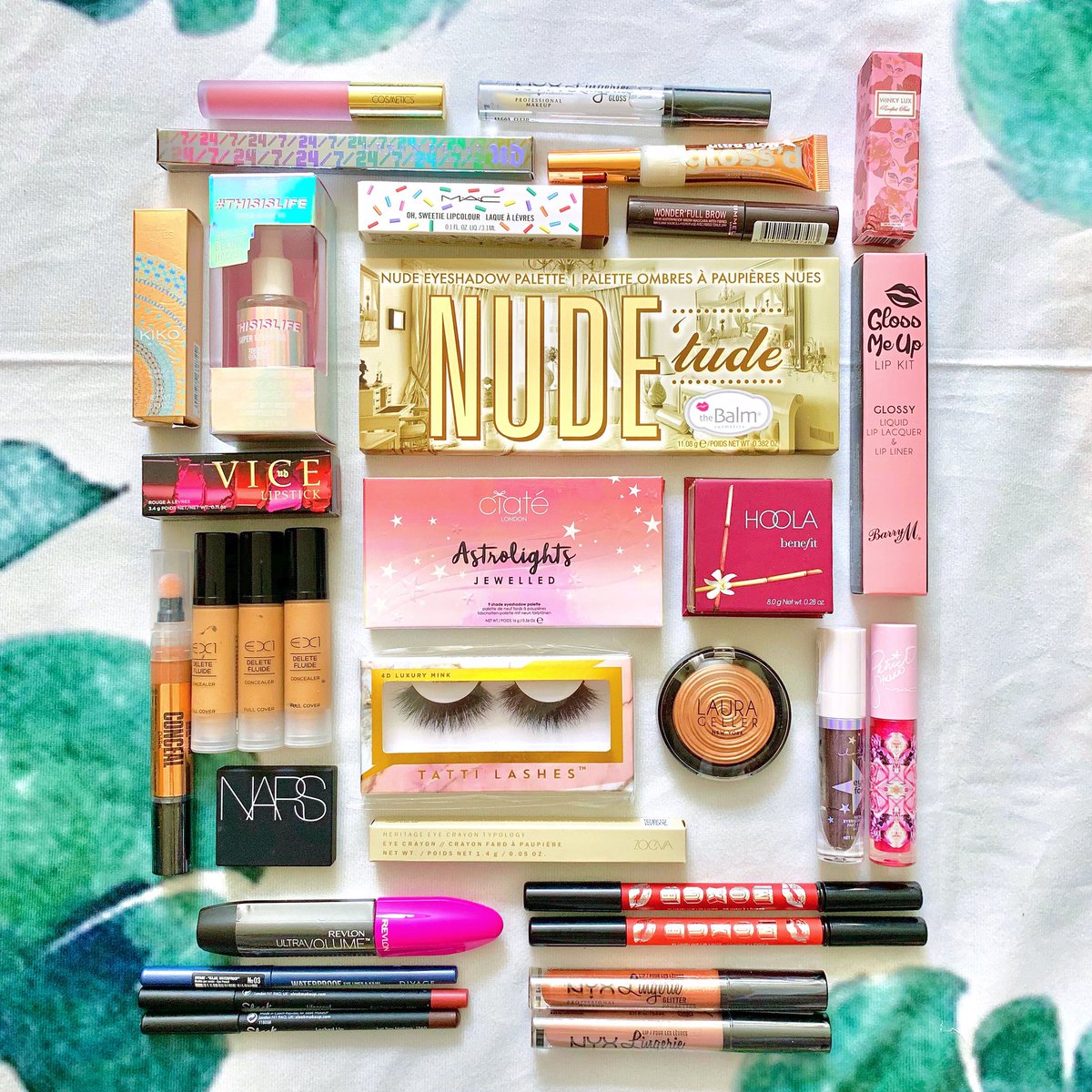 Giveaway time!! To celebrate me reaching 800k on my Youtube channel I thought I’d do a few giveaways to say thank you 😋 Retweet &amp; follow me to enter, open internationally 💕 #sophdoesnails800k