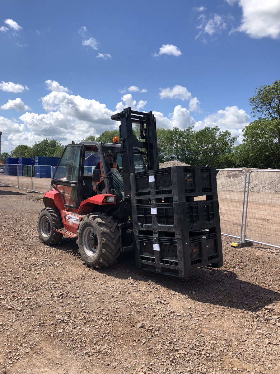 rcsctraining's tweet photo. #Straightmast training for #aggrekko at #Glastonbury #staysafe #trainsafely #safetytraining #forklifts #rcsctraining #trainingcentre #rockcitystagecrew #accreditation #rtitb #licenses #besafe https://t.co/GKxBYK8Bp1