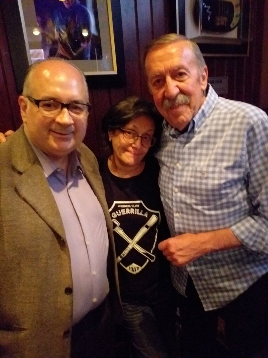 Ayer tras el recital de <a href="/My_Darling_Clem/">My Darling Clementine</a> con @_ManoloFdez la artista Cayetana, menudos pedazos de dibujos hace de los conciertos que ve y con Carlos. Fue una gran noche. Gran concierto de <a href="/My_Darling_Clem/">My Darling Clementine</a> Ahora esperando @TomaUnoR3. Gracias a los tres y a <a href="/My_Darling_Clem/">My Darling Clementine</a>.