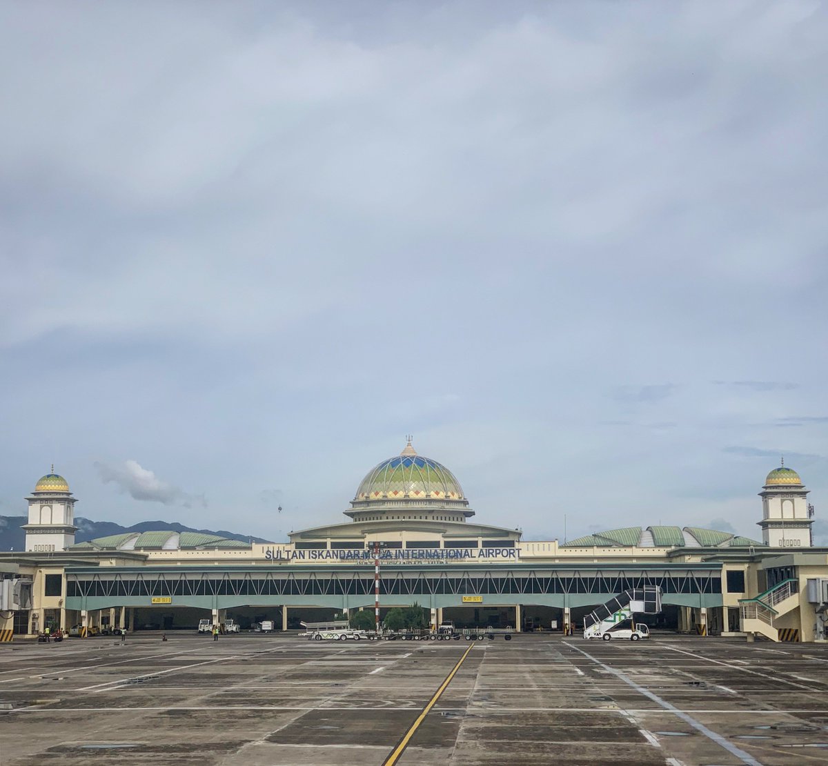 adiesa26's tweet photo. Syukur Alhamdulillah Mudik tahun ini membawa rezeki dan sejuta pengalaman,
Taapiiii....
Mudik kali ini masih belum bisa membawa pulang menantu idaman.
🤭🤭🤫
 #mudikasikbtj #ramadhanexperience #smileairport #angkasapura2 
@BTJ_AP2 @rizalfirdauscam @PhodeGallery @abue_ranuep https://t.co/Iv5IvRPCst