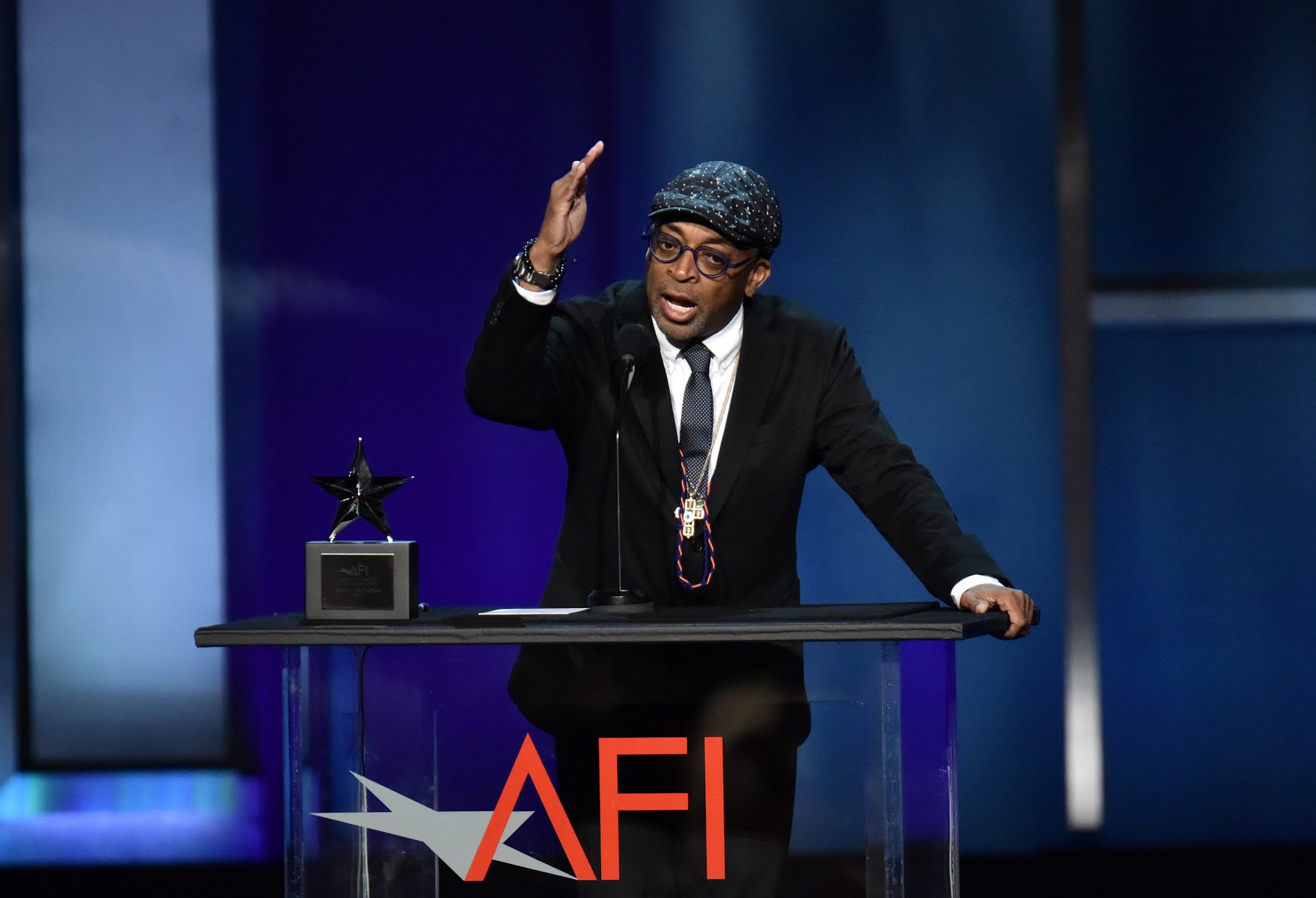 伝説ワシントン デンゼル ワシントンにafiから生涯功労賞が送られた 彼の映画界への貢献は大きく 今日の黒人俳優達の活躍は彼なしで実現しただろうか 彼だけの力ではなく 他の俳優や映画監督が積み上げてきたものであるのには違いない しかし その