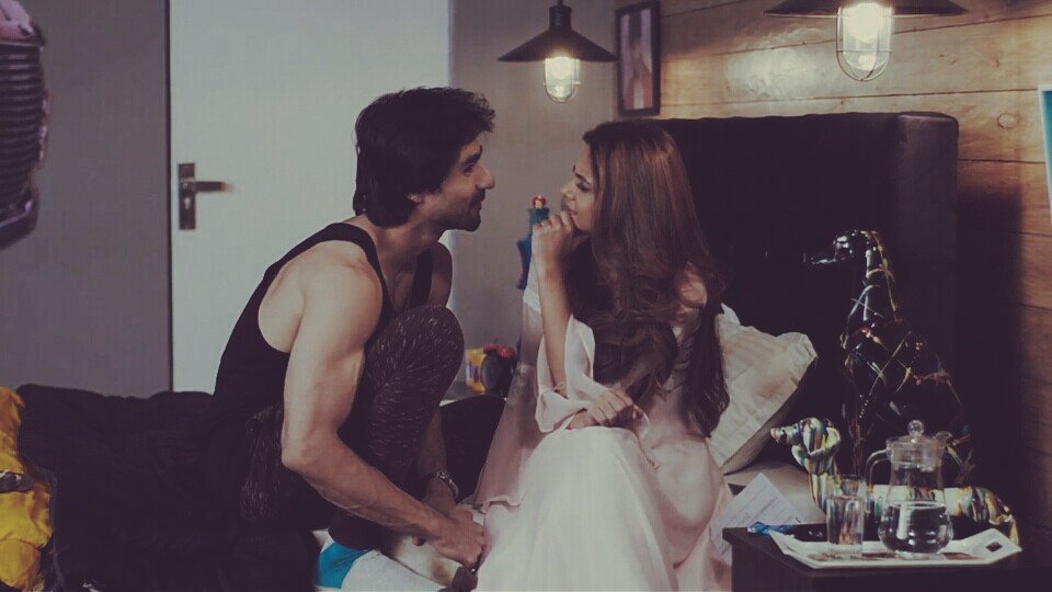 Promise Day 196: Losing something close to you or the feeling of emptiness is painful, BUT we should always remember that there is HOPE. Please spread happiness & lend an ear to those who need to talk & know that LOVE is  #Bepannaah (endless) & someone does love you.   #JenShad