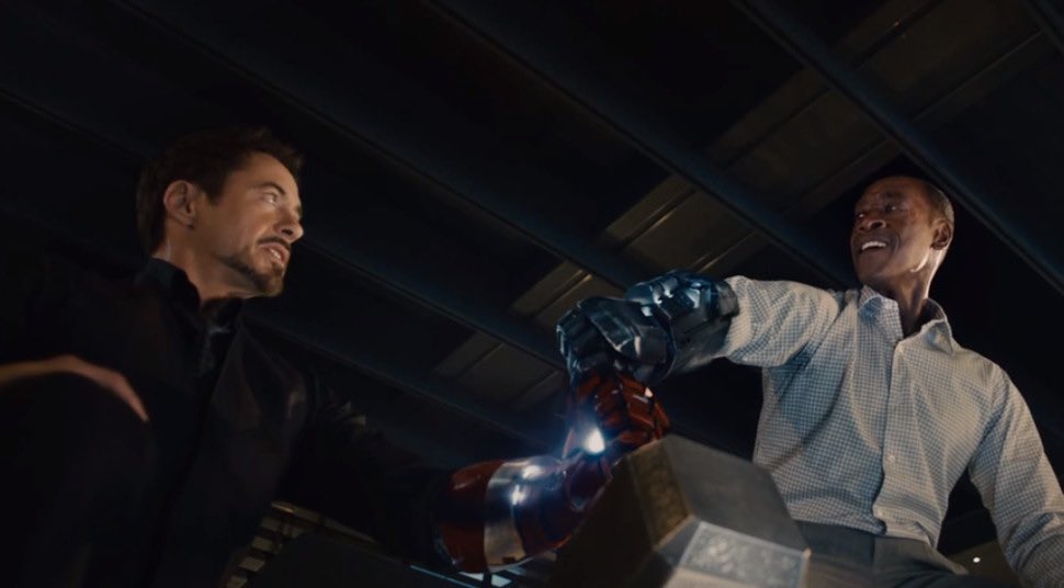 поднял молот