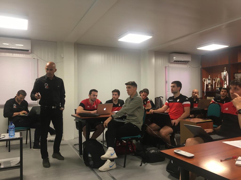 APFfutbolpf's tweet photo. Continúa la jornada 7 del #MasterPRL

Luis Casáis exponiendo los factores de riesgo que son modificables con una buena planificación y entrenamiento. https://t.co/6plqPLZ052
