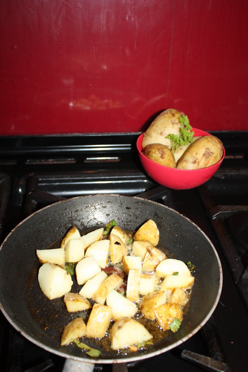 lesmoeres's tweet photo. @Lespommesdeterre @GrooplayFR #PommesDeTerrePrimeurs #DinerDefi
comme promis , je vous partage en images les plats réaliser avec les pommes de terre primeurs, c’était un moment de complicité en cuisine et un vrai régal a table!!!! https://t.co/nM8t8hGmx7