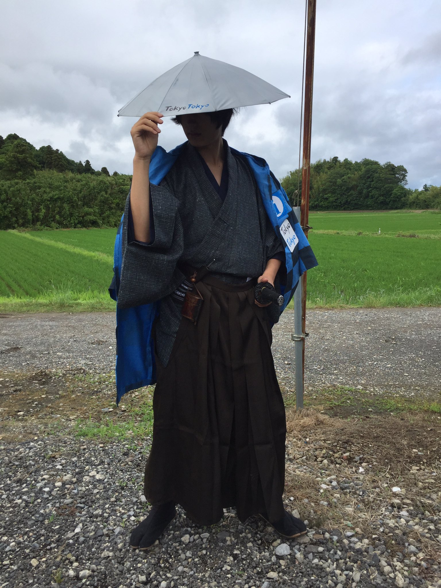 鰐軍壮 各所でダサいと話題のオリンピック ボランティアユニフォームとかぶる傘ですが 武士が着用すると結構カッコイイ事が判明しました 鰐軍壮 各所でダサいと話題のオリンピック ボランティアユニフォームとかぶる傘ですが 武士が着用すると結構カッコイイ事が判明しました