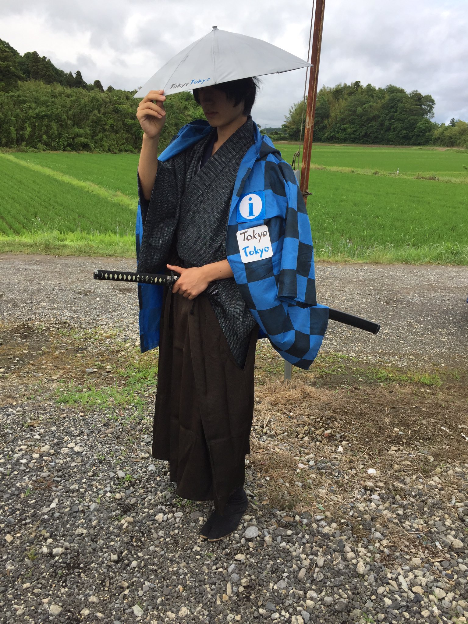 鰐軍壮 各所でダサいと話題のオリンピック ボランティアユニフォームとかぶる傘ですが 武士が着用すると結構カッコイイ事が判明しました T Co Ggufoih733 Twitter