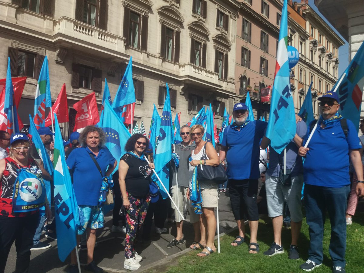 Uil_Liguria's tweet photo. A #Roma si è svolta la grande manifestazione unitaria dei lavoratori del pubblico impiego: #contratti #lavoro #sviluppo #efficiency #Uilliguria presente con @AlfoPittaluga https://t.co/TpOvsx7aP0