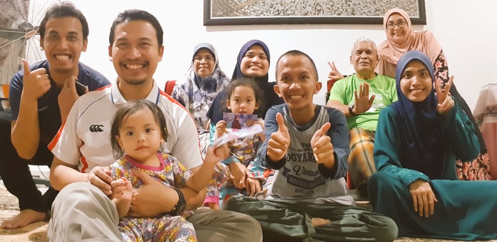 AfidaSohana's tweet photo. Happy Eid everybody
This is my little happy family
This year we are #teamrayoklate ie with my family
but alhamdulillah, gotto meet up with my inlaws on 2nd raya.
No family is perfect, but I don't think u should air your dirty laundry in social media
#MedTweetMY
#familythread https://t.co/FrtFZgunOu