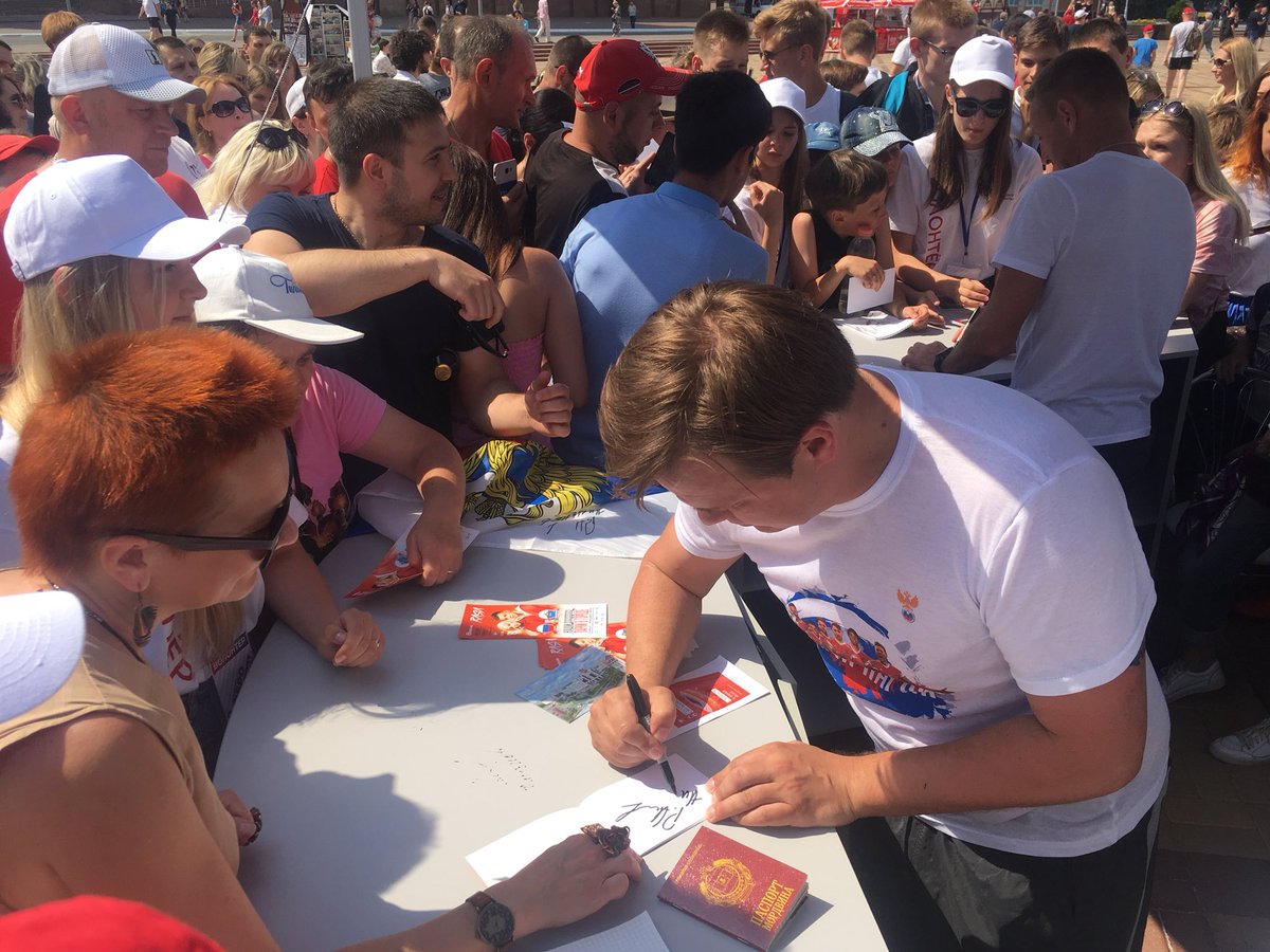 tereshin_k's tweet photo. #НашиПарни в городе! Готовим атмосферу матча @TeamRussia на площади Тысячелетия 🇷🇺 #рфс #сборнаяРоссии https://t.co/mK7sAD3AUq