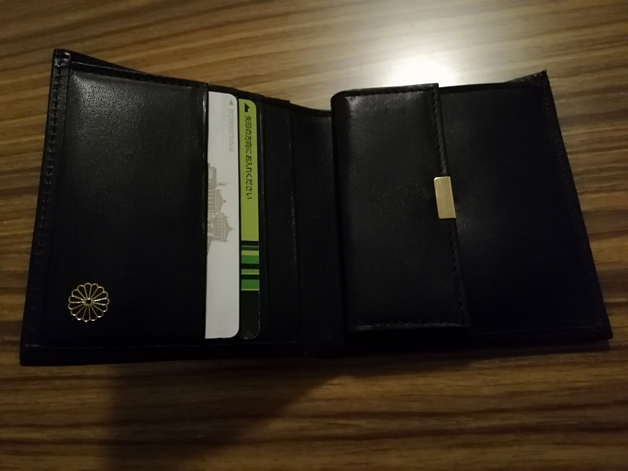 皇居 二つ折り財布 せまかっ