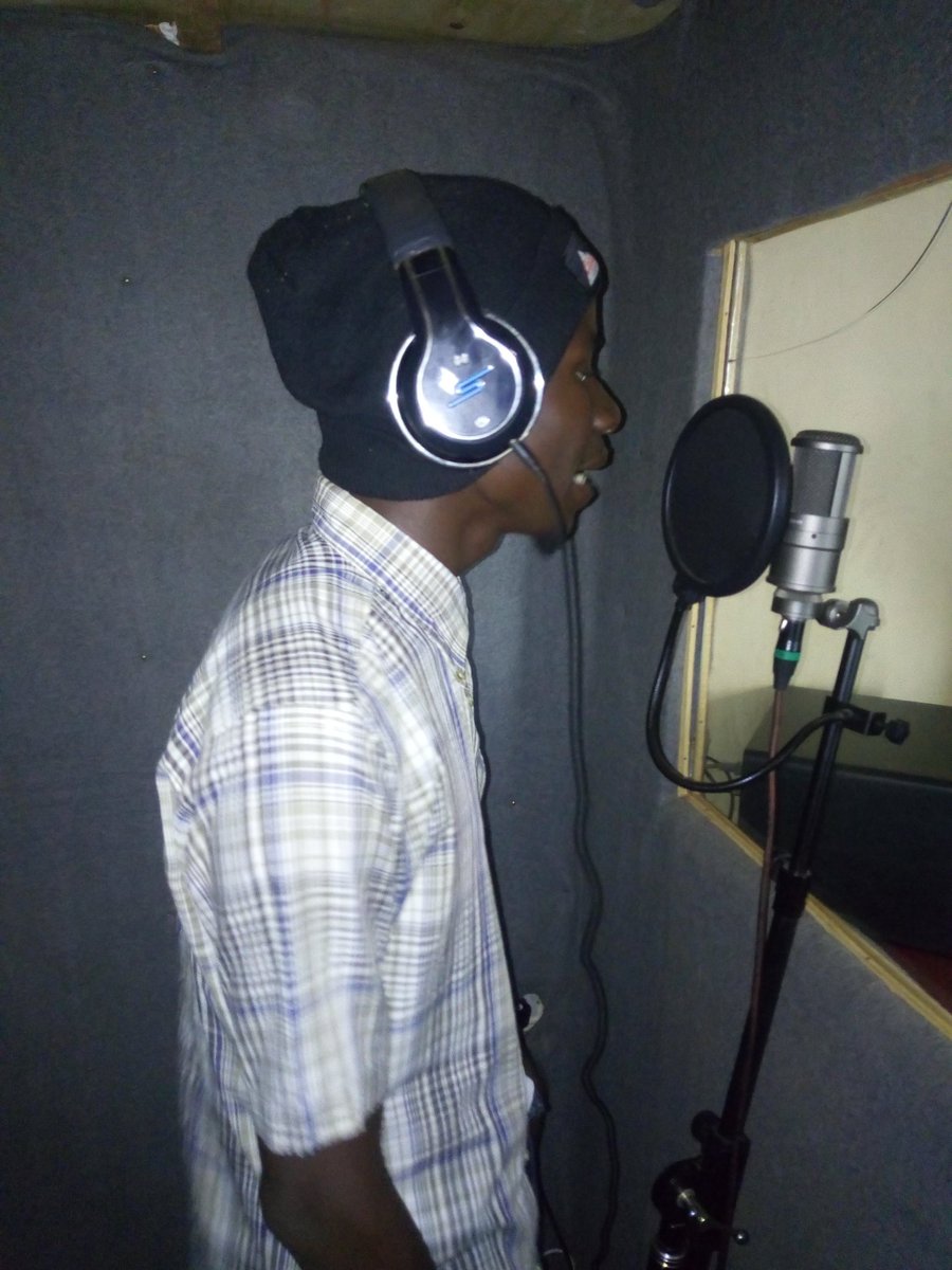 KajimuLawrence's tweet photo. "A need u", soon dropping😎😎😎 can't wait to blow it be4 u ma people. Ts from #Halani (me) and #Jam.🥀🥀🥀🥀🥀🌺🌺🌺🌺if u gat that one person u cant lose, u gat covered in that song.😍😍😍😍😍😍😍😍😍😍😍😍 https://t.co/CGe6jqCQQm