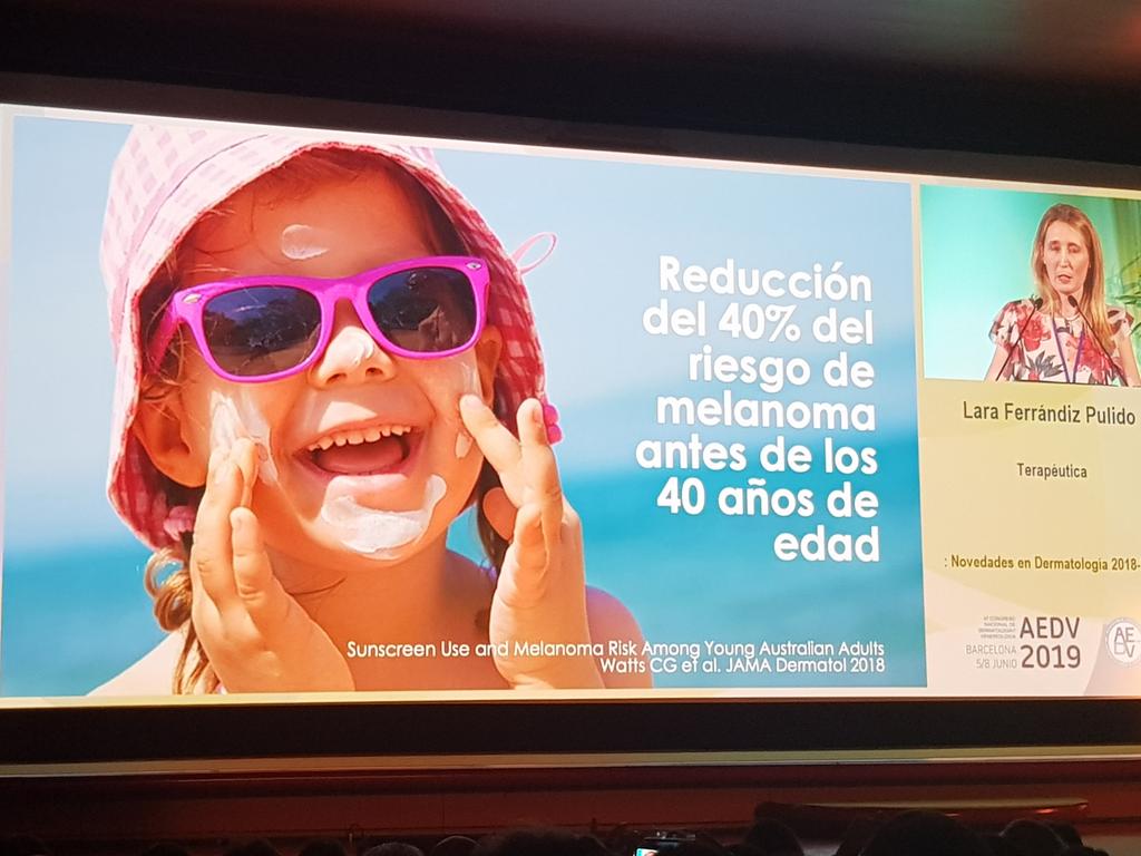 DDermatologo's tweet photo. Un estudio australiano demuestra que el uso de un fotoprotector con FPS al menos de 30 durante la infancia se asocia a una reducción del 40% del riesgo de melanoma antes de los 40 años de edad. Nos lo cuenta @laraferrandiz en #AEDV2019. Gran ponencia sobre novedades terapéuticas https://t.co/uHAPq1Lgbg