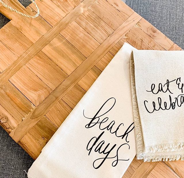bluehandhome's tweet photo. We’re in full-on Wedding Season 👰🏻🎩 and ❤️ helping friends pull together the perfect wedding, shower or host gift.  I mean, who wouldn't want a gorgeous bread board! Shop In Store or Click the Link in our Bio 👆to See More
.
.
.
.
.
#bluehandhome #wed… https://t.co/LWttOdtJRB https://t.co/jIDtcLAcJ9