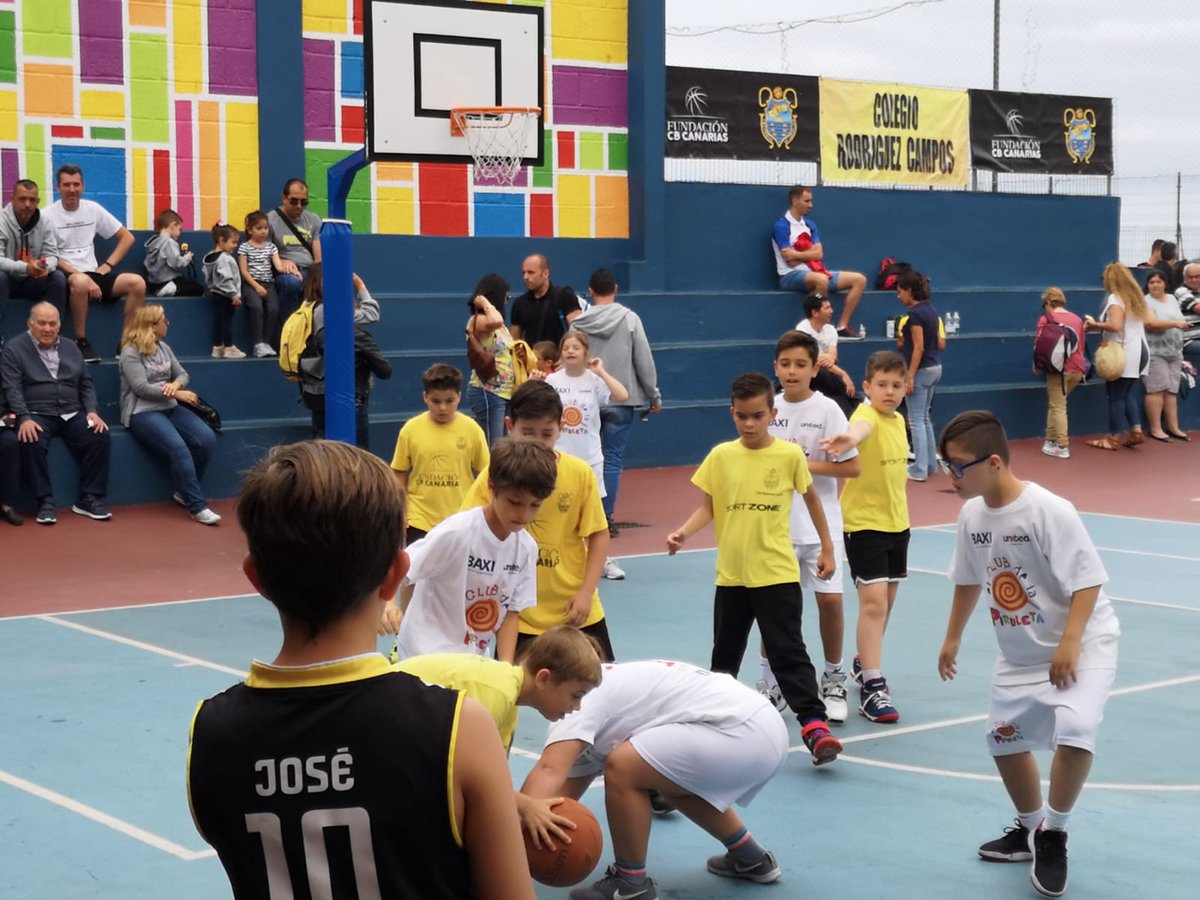 CB1939Canarias's tweet photo. [BASE] 📲 Ambientazo y muy buen rollo en el I Memorial Juan Luis Serrano del Colegio Rodríguez Campos @CPEIPS_CRC.

🔘 Nuestras Escuelitas del @buenconsejoll, @DecrolyTenerife y Montaña Pacho participan en una cita que reúne a unos 300 niñ@s https://t.co/V929MMH7yR